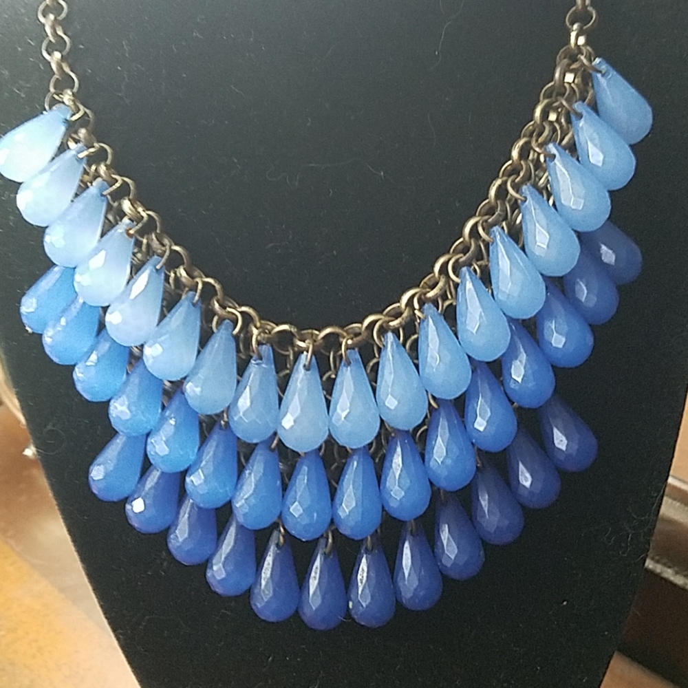 Beautiful 3 tone blue neclace